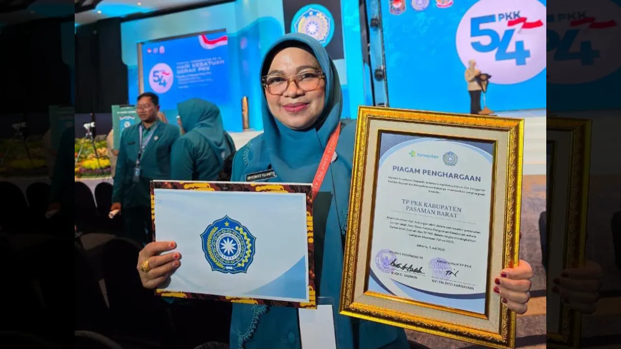 Ketua TP PKK Pasaman Barat Ny. Sifrowati Yulianto  boyong Penghargaan Nasional